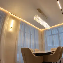 10 метров карниза с подсветкой и люстра Odeon Light